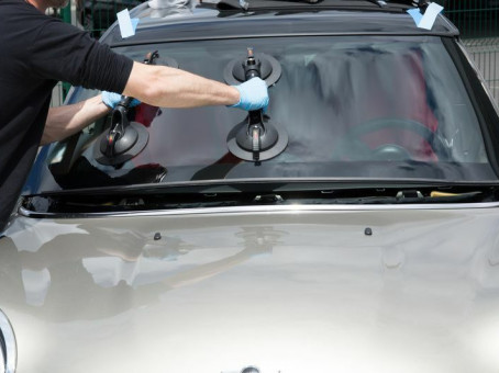 Водителей предостерегли от замены лобового стекла