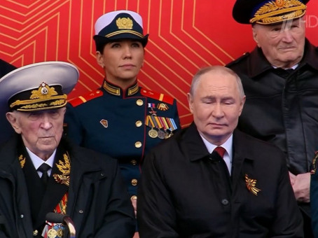 Стала известна личность женщины, сидевшей рядом с Путиным на Параде Победы