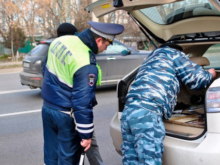 Будет штраф: эти 3 вещи нельзя возить в багажнике и бардачке