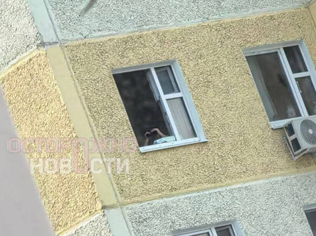 В Перми мужчина с биноклем следит за девушками в доме напротив