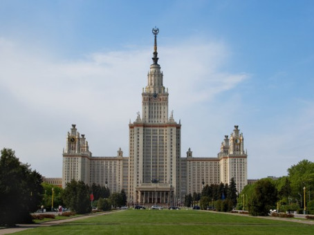 В МГУ рассказали, сколько человек претендовали на одно бюджетное место в 2026 году. На 20 бюджетных мест подали 2547 заявлений