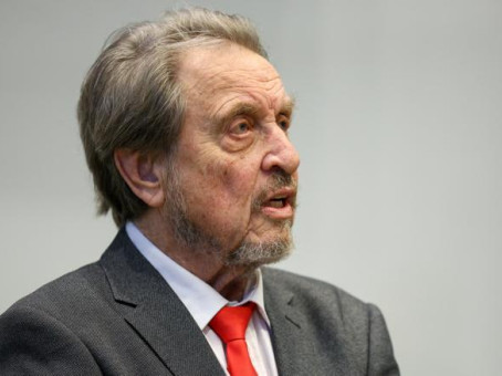 Отец Илона Маска внезапно обратился к знакомым насчёт России