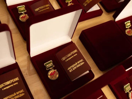 Народный фронт наградил школьника, помогавшего бойцам на передовой