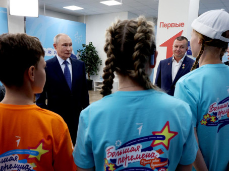 Школьник рассказал, как обменялся футбольными пасами с Путиным