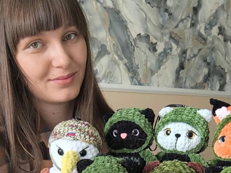 «Чтобы знали, что их ждут дома»: многодетная мама из Приморья вяжет бойцам СВО талисманы, ставшие символом надежды
