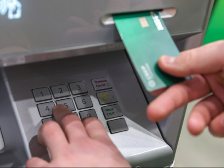 В Петербурге мигрант нашел и 800 раз использовал банковскую карту, которую выкинули 5 лет назад