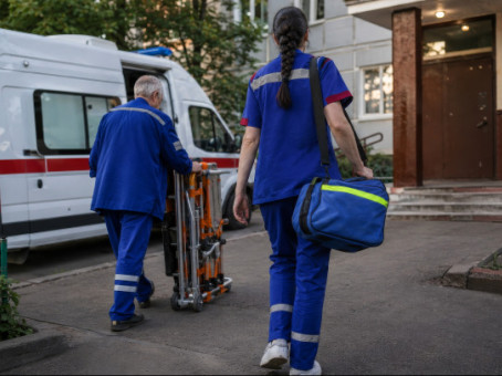 Темные пятна на теле. Что известно о смерти двух детей в квартире в Петербурге