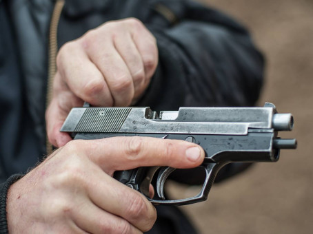 В российском городе сосед с друзьями расстреляли мужчину на глазах у его детей