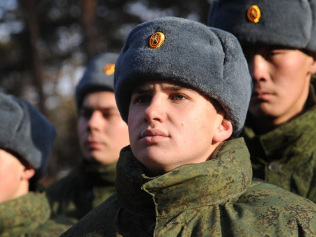 Призывников, срок службы которых истекает этой осенью, своевременно уволят