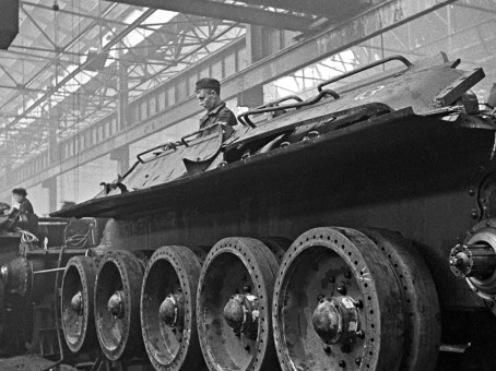 «Раздавлю каждого, кто попытается мне мешать» Как Т-34 стал танком Победы и кто стоял за его созданием?