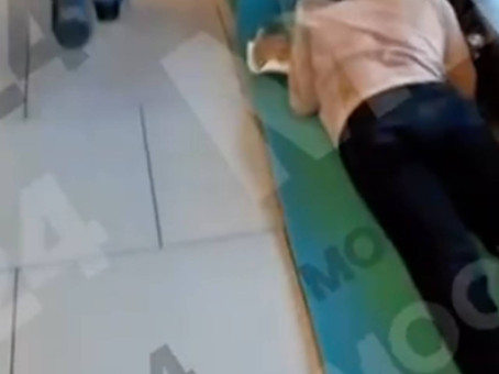 Спящие на полу в Шереметьево пассажиры попали на видео