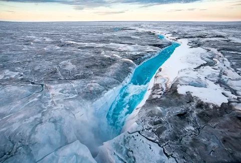 Появление голубых озер в Антарктиде напугало ученых