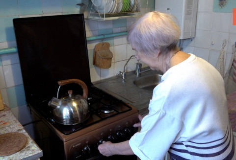 Пожилым россиянам сказали, ждать ли новую плиту бесплатно