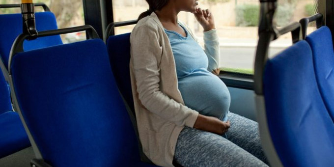 Реакция парня на беременную женщину насмешила весь автобус