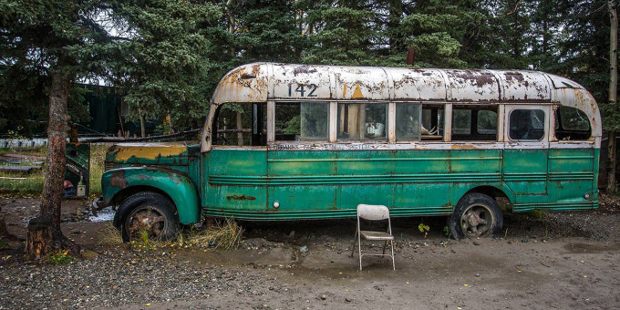 Заброшенный автобус стоял в лесу: что увидели люди, войдя внутрь