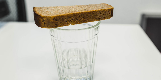 Зачем русские оставляют на могиле рюмку водки и хлеб