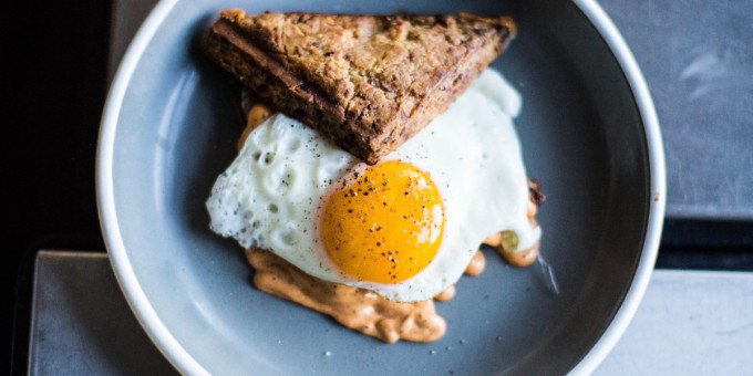 Ученые рассказали об опасности яичницы на завтрак