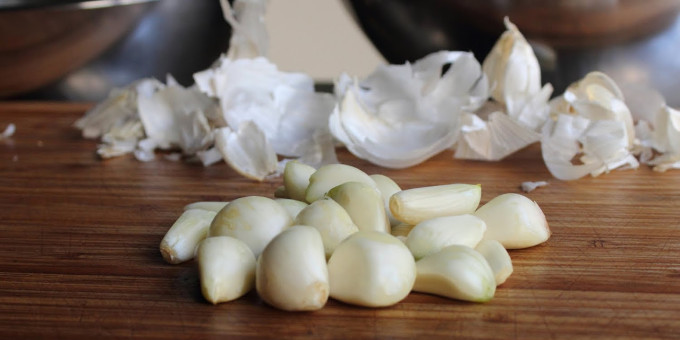 Бабушки в СССР знали, как почистить чеснок за 3 секунды