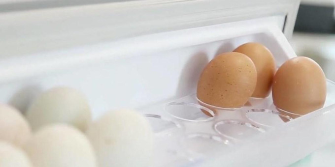 Грубая ошибка: почему нельзя держать яйца в дверце холодильника