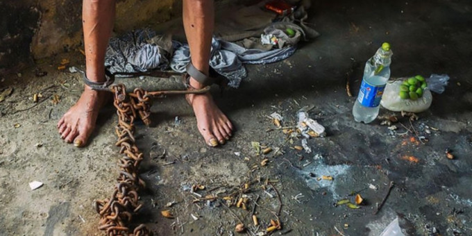 Семья заперла мужчину в подвале на 17 лет: когда его нашли - удивились