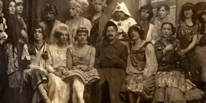 Зачем 400 лет мальчики носили девчачьи платья?