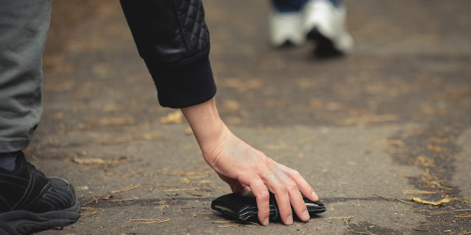 Что произойдет, если уронить кошелек в Дубае?