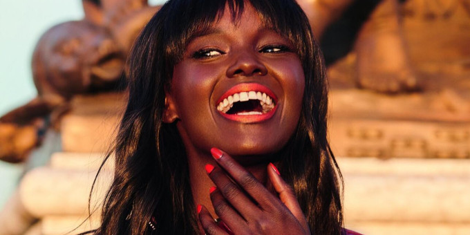 Из-за внешности над ней глумились все: как девушка ответила