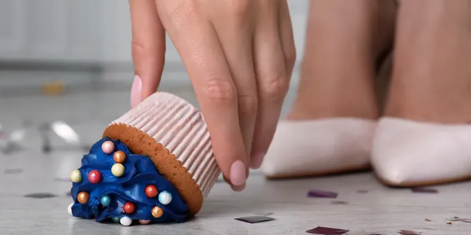 Еда упала на пол? Вот что решает, можно ли её есть