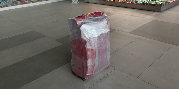 Коробка стояла в аэропорту 7 дней, пока в щель не заглянули