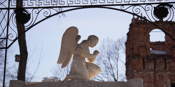 Что нельзя делать на кладбище: очень плохая примета