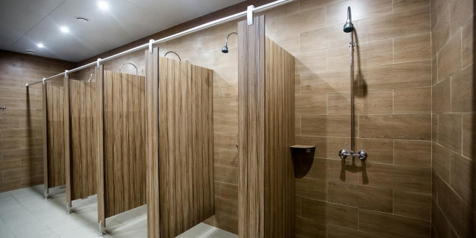 Почему в общественных душевых кабинках нет дверей