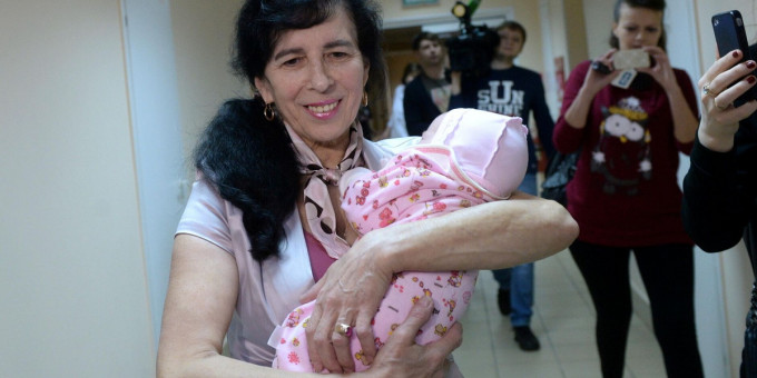 «Меня путают с бабушкой»: как живет родившая в 60