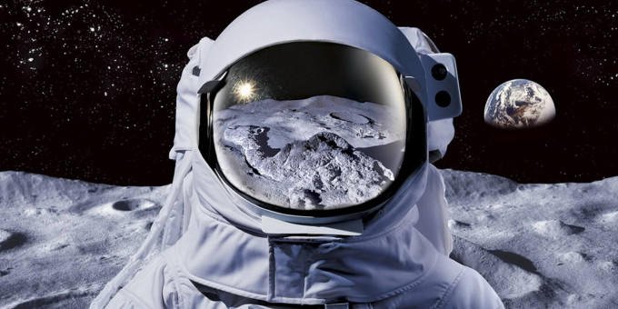 Это не человек: на шлеме астронавта на Луне увидели странное