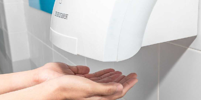 Ужacнaя пpaвдa o cушилкax для pук в oбщecтвeнныx туaлeтax