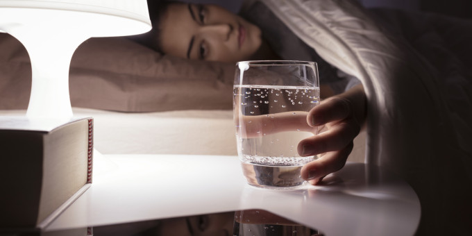 Почему никогда не нужно ставить стакан с водой рядом с кроватью