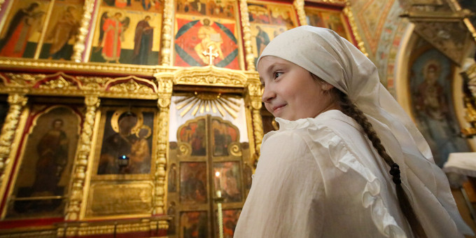 Могут ли женщины заходить в храм в брюках