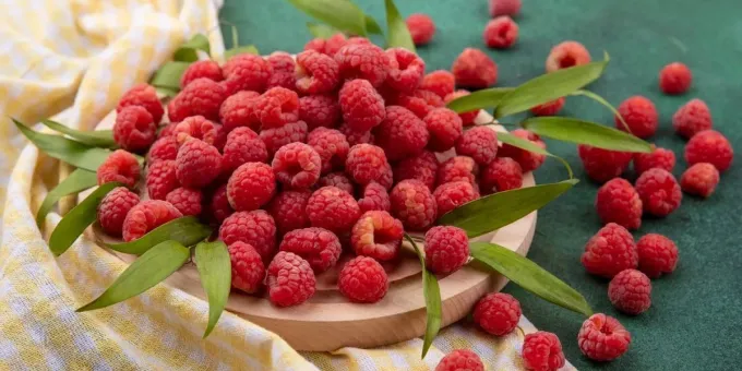 Чем полезна и вредна малина для здоровья человека