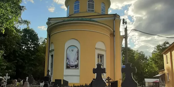 Кого на Руси хоронили при входе в храм