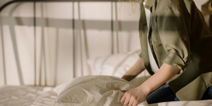 Почему врачи советуют не заправлять кровать по утрам