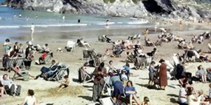 На снимке 1943 года разглядели «путешественника во времени» со смартфоном