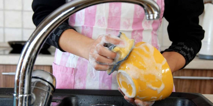 Почему в гостях нельзя мыть посуду?