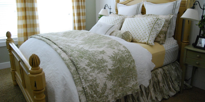 Почему не следует застилать кровать покрывалом