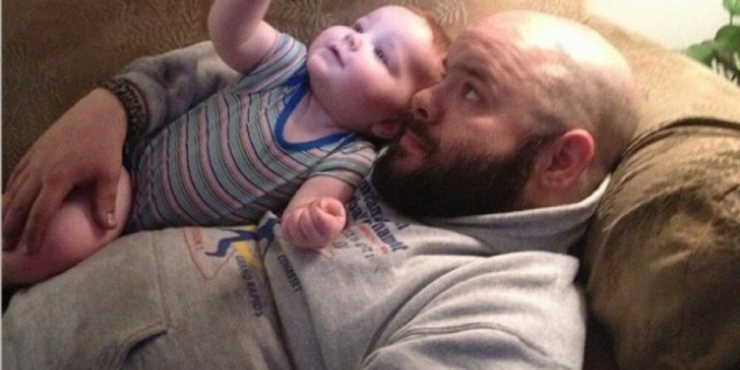 Папа говорит сыну — «Доброе утро»: реакцию малыша надо  видеть