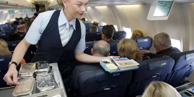 О чем можно просить стюардессу во время полета: она не откажет