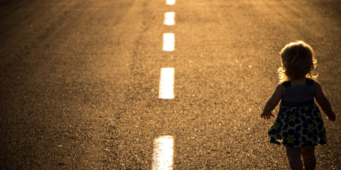 Малыш сидел на дороге ночью: подъехав, женщина дала по газам