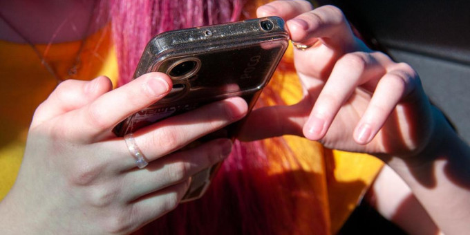 Девушка выронила телефон в океан: дальше случилось чудо