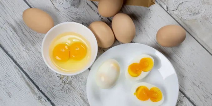 Отличие коричневых яиц от белых: какие покупать?