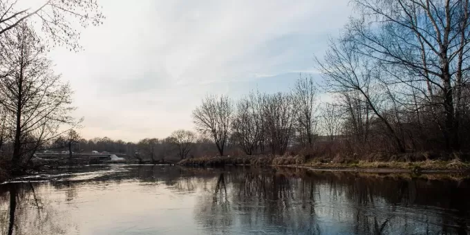 Обнаружив у реки эту находку, рыбак тут же позвонил в милицию