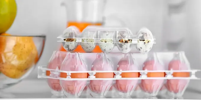 Только не в дверце холодильника: как правильно хранить яйца