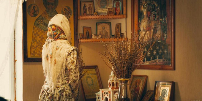 Можно ли ставить фотографии рядом с домашними иконами